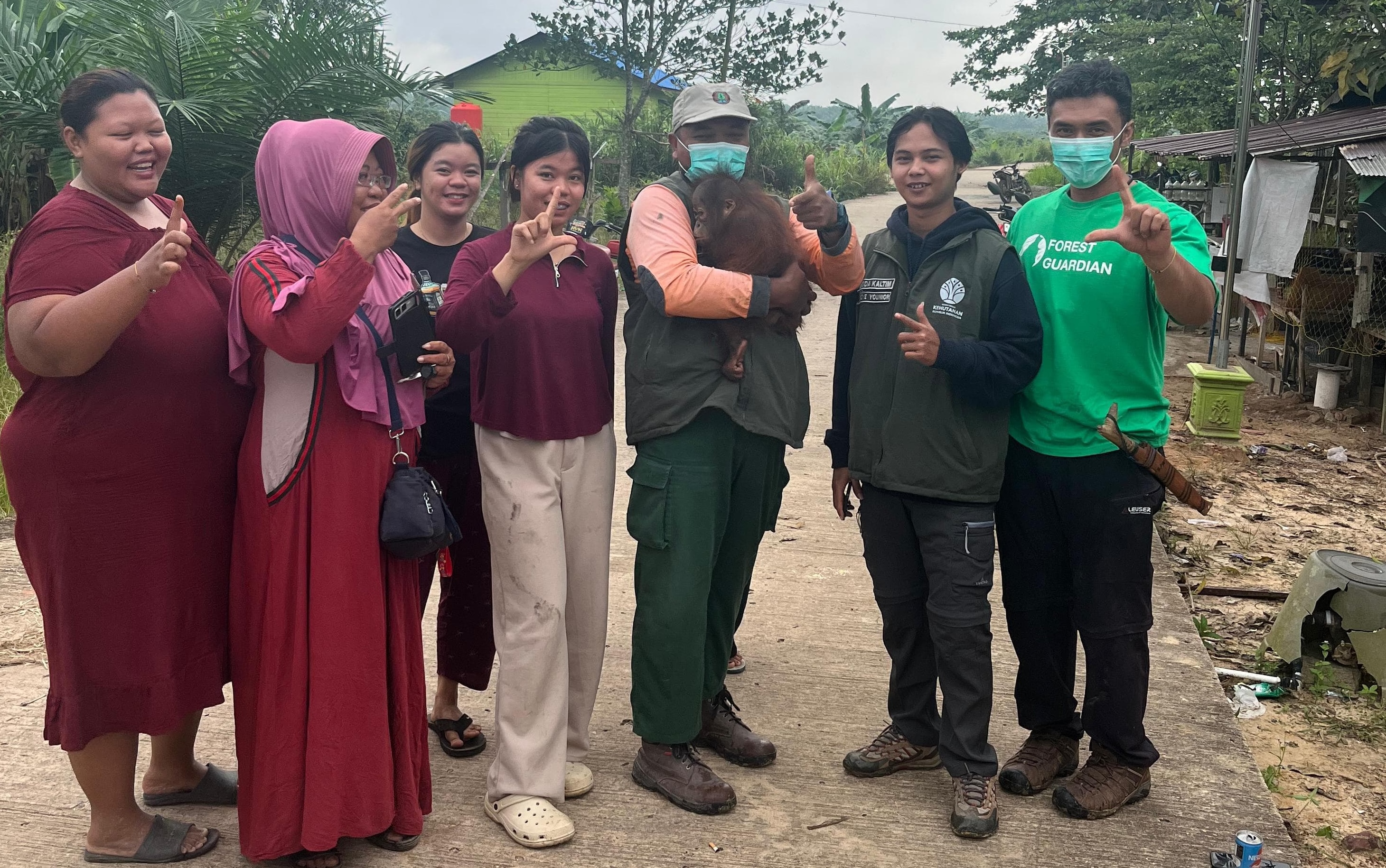 Tim Seksi KSDA Wilayah II Tenggarong dan CAN bersama warga Desa Rawa Indah usai mengevakuasi bayi orangutan berusia 15 bulan yang masuk ke pemukiman.